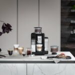 ديلونجي Rivelia أسود في المطبخ